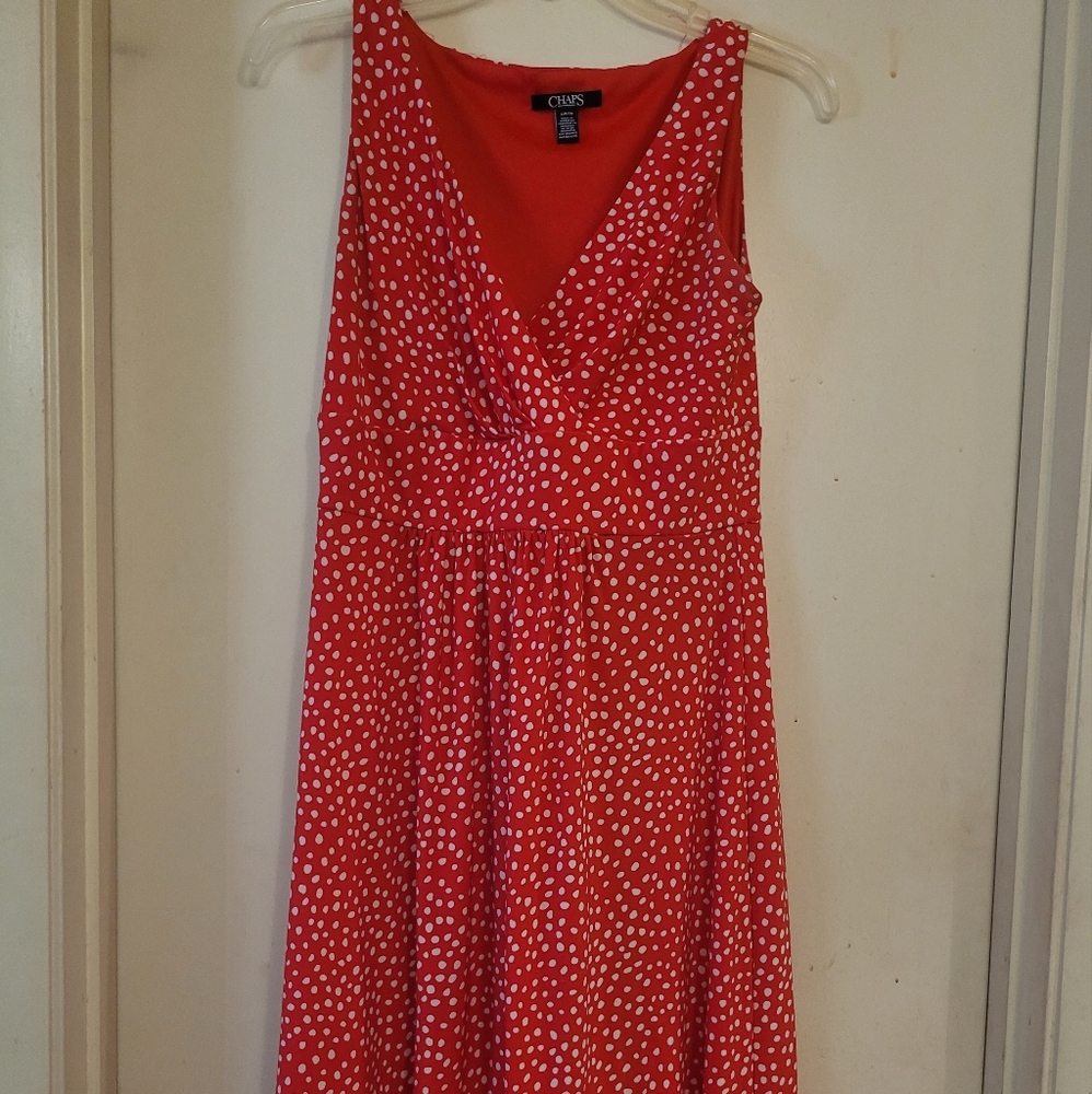 Chaps sleeveless v-neck midi dress, coral with white dots, size small